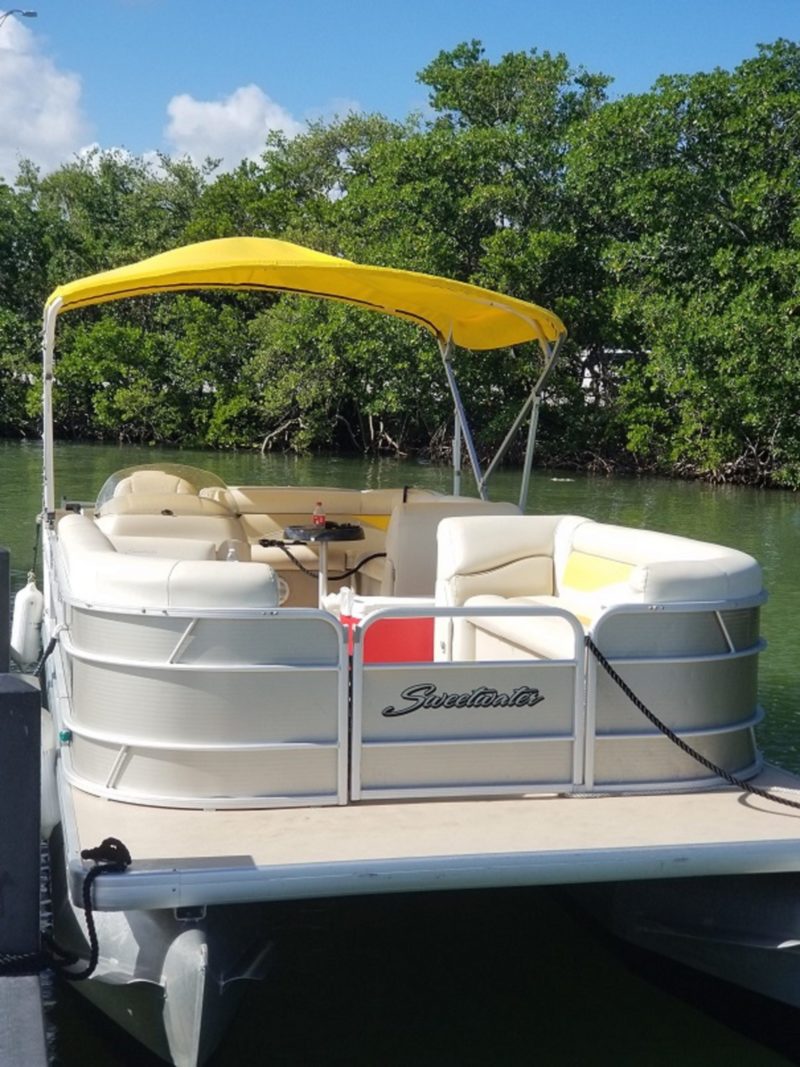 24ft Pontoon Boat Available in Miami for up to 12 peoples
