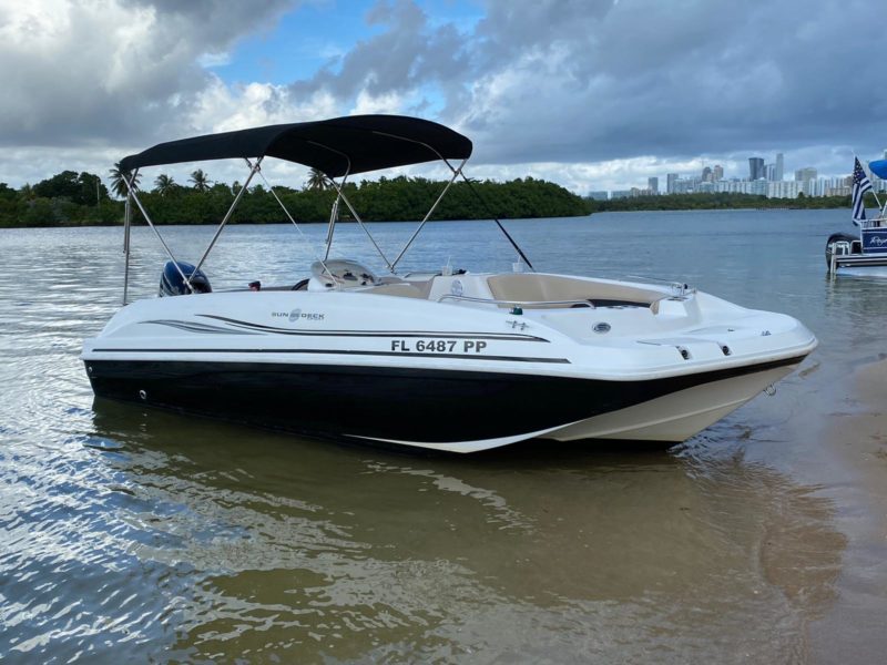 27ft Sundeck boat available in Miami for rent for 10 people with captain or without captain. - Image 2