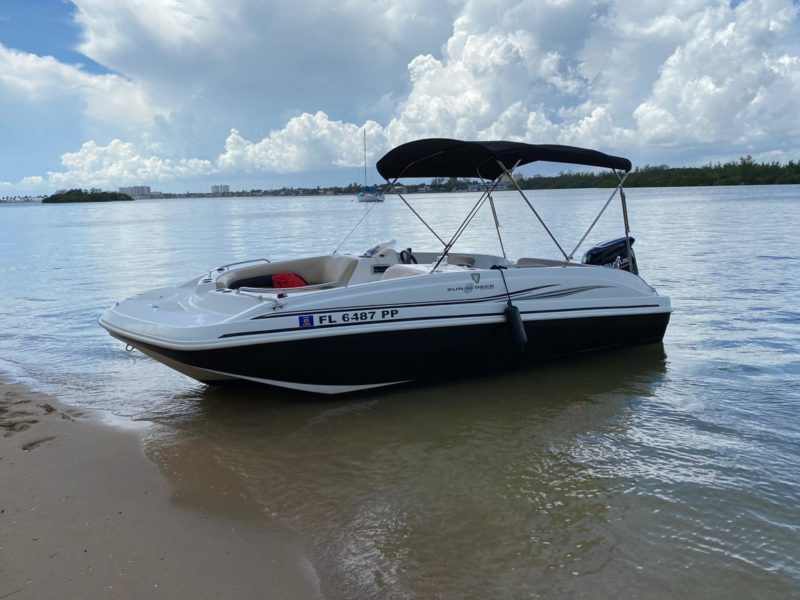 27ft Sundeck boat available in Miami for rent for 10 people with captain or without captain.