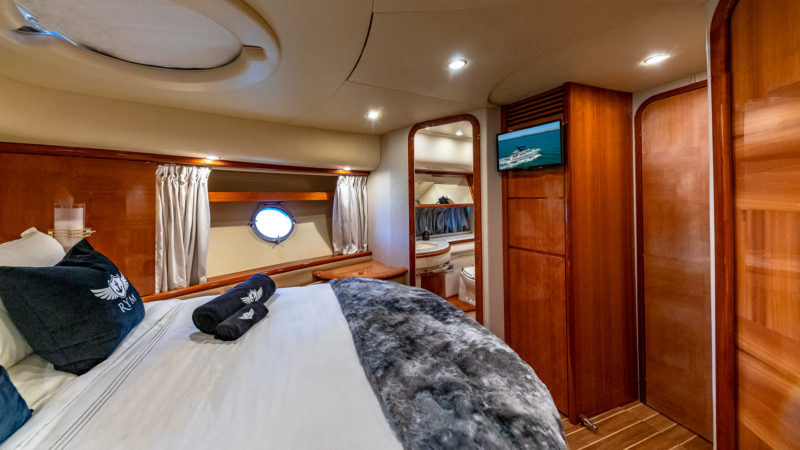 65ft Azimut Available for Rent in Miami for up to 13 people. No Hidden Fees. - Image 14