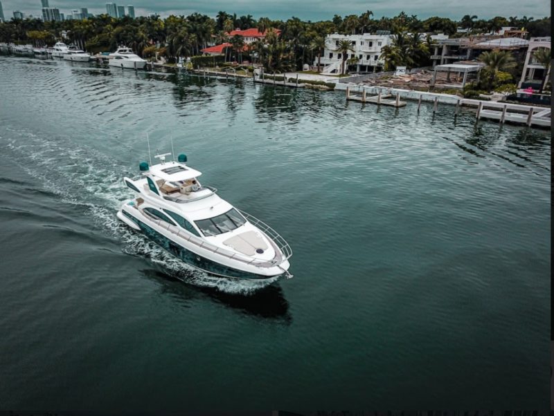 58ft Azimut Available for Rent in Miami fl for up to 13 peoples. No Hidden Fees. - Image 4