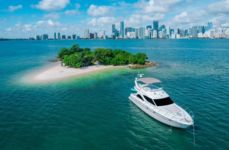 55ft Maxmun Available for Rent in Miami  Fl for up to 13 people. No Hidden Fees.