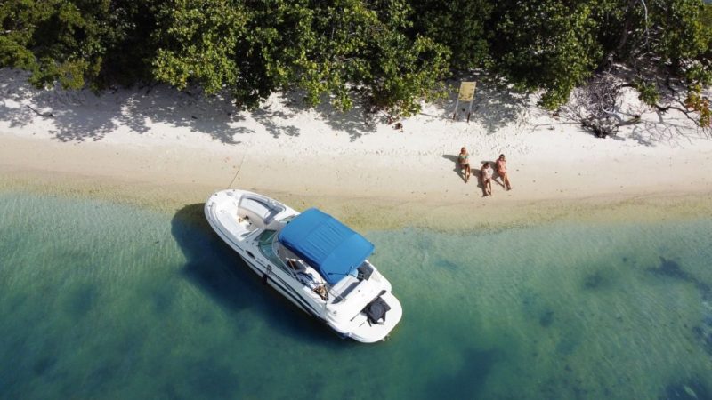 26ft  Sea Ray Sundeck Available in Miami for up to 11 people. No Hidden Fees. - Image 4