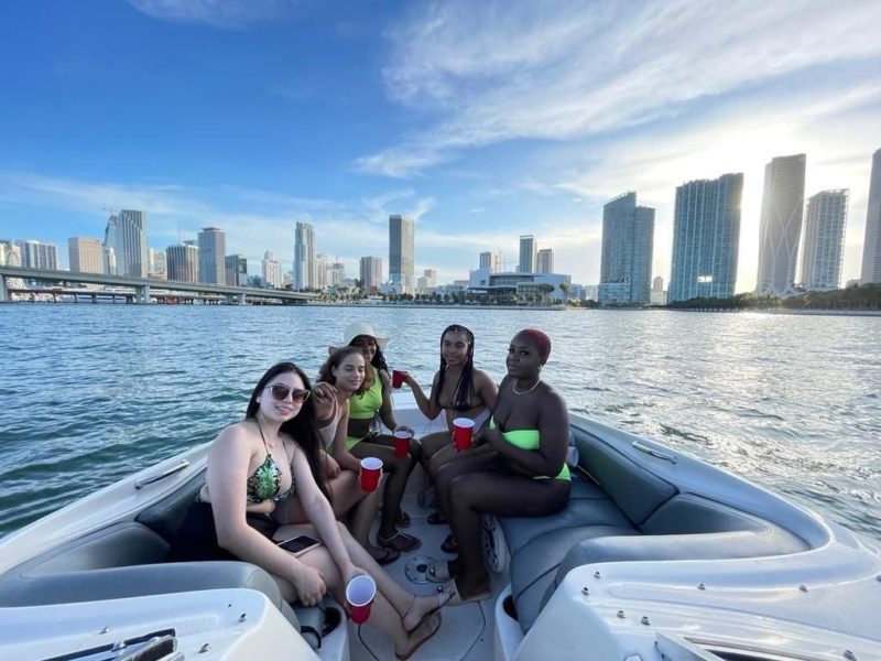 26ft  Sea Ray Sundeck Available in Miami for up to 11 people. No Hidden Fees. - Image 6