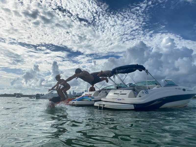 26ft  Sea Ray Sundeck Available in Miami for up to 11 people. No Hidden Fees. - Image 12