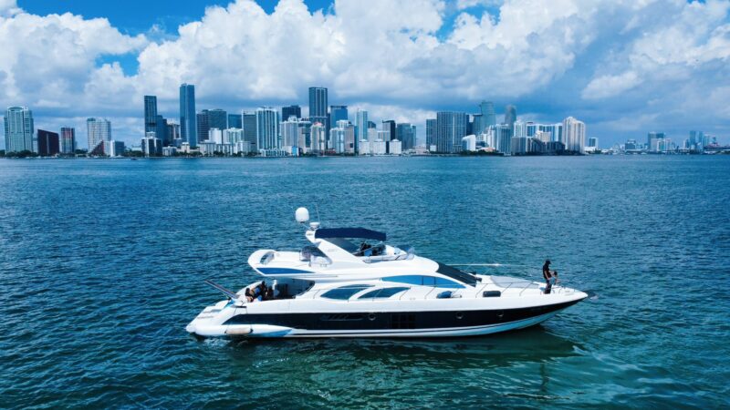 70Ft Azimut Available for Rent in Miami for 13 people, 2 Jet Skis included Plus 1 extra free hrs Monday to Friday. No Hidden Fees.