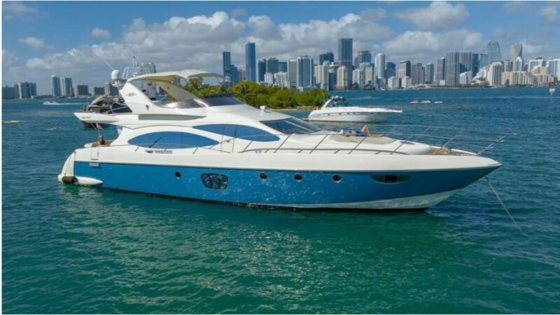 70 Ft Luxury Azimut for Rent in Miami, Florida for 13 peoples. No Hidden Fees.