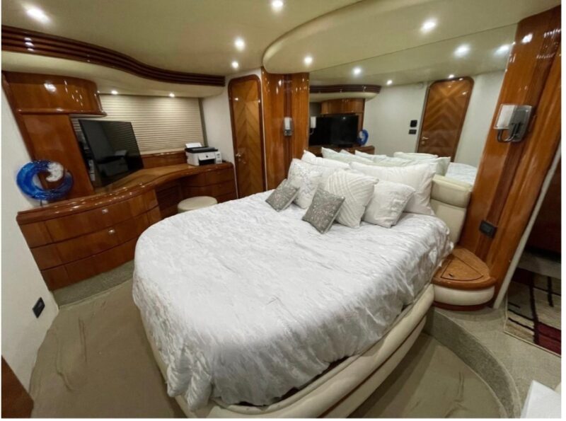 70 Ft Luxury Azimut for Rent in Miami, Florida for 13 peoples. No Hidden Fees. - Image 12