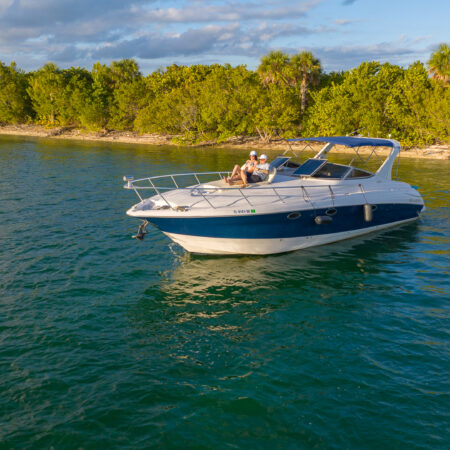 40ft Yacht available for rent in Miami Fl for 13 peoples in Miami.NO HIDDEN FEES