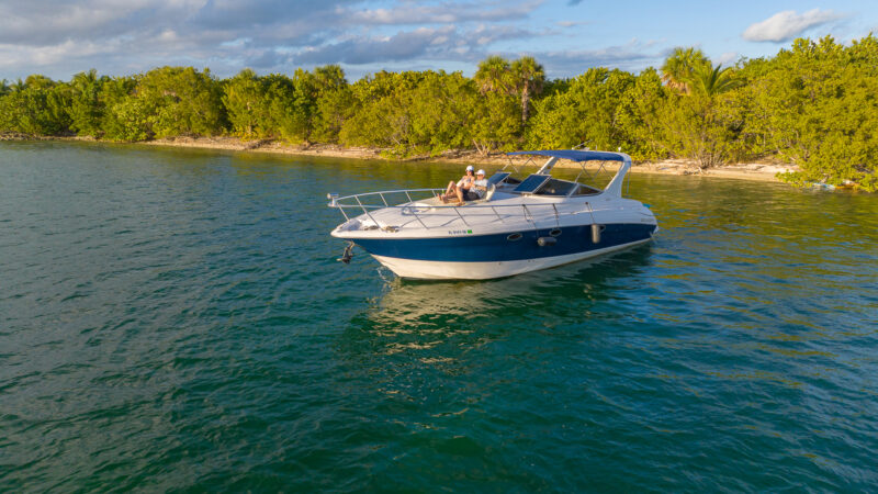 40ft Yacht available for rent in Miami Fl for 13 peoples in Miami.NO HIDDEN FEES