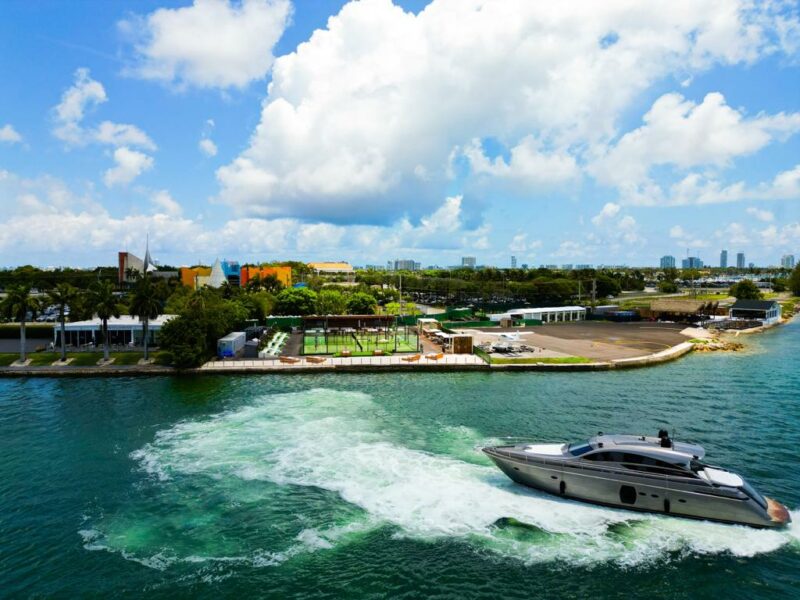 64ft Pershing available for rent in Miami Fl for 13 peoples. No Hidden Fees - Image 24