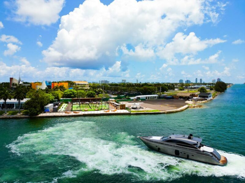 64ft Pershing available for rent in Miami Fl for 13 peoples. No Hidden Fees - Image 17