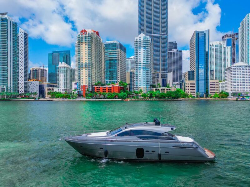 64ft Pershing available for rent in Miami Fl for 13 peoples. No Hidden Fees