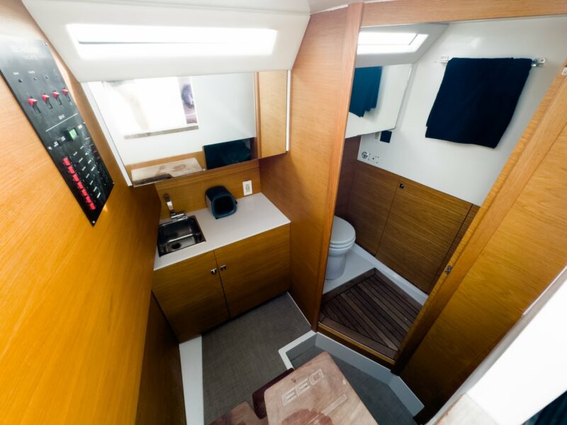 33ft Beautiful VanDutch Available for 13 people in Miami - Image 14