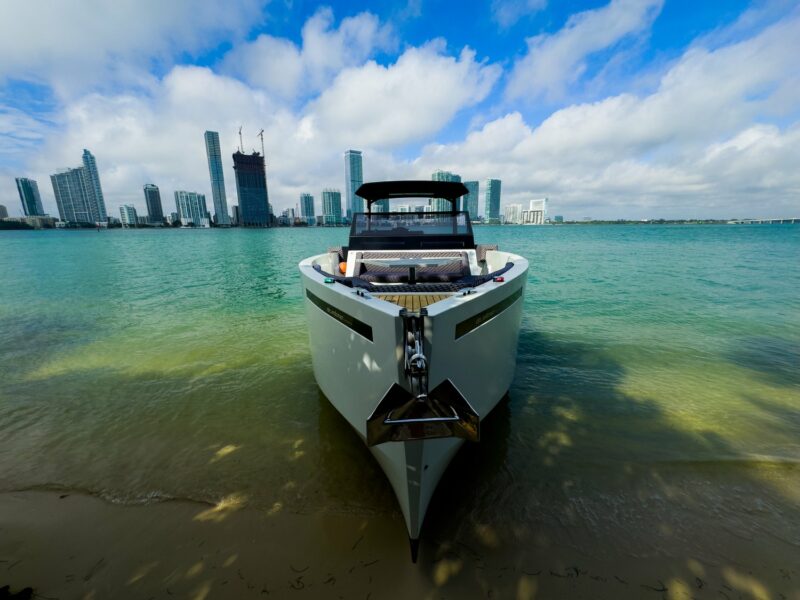 33ft Beautiful VanDutch Available for 13 people in Miami - Image 15