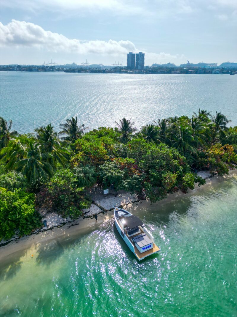 33ft Beautiful VanDutch Available for 13 people in Miami - Image 4