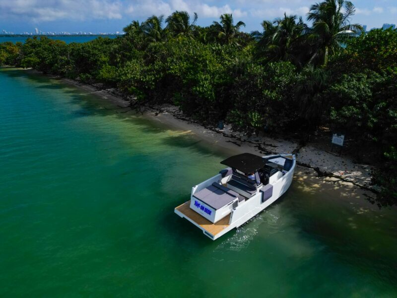 33ft Beautiful VanDutch Available for 13 people in Miami - Image 3