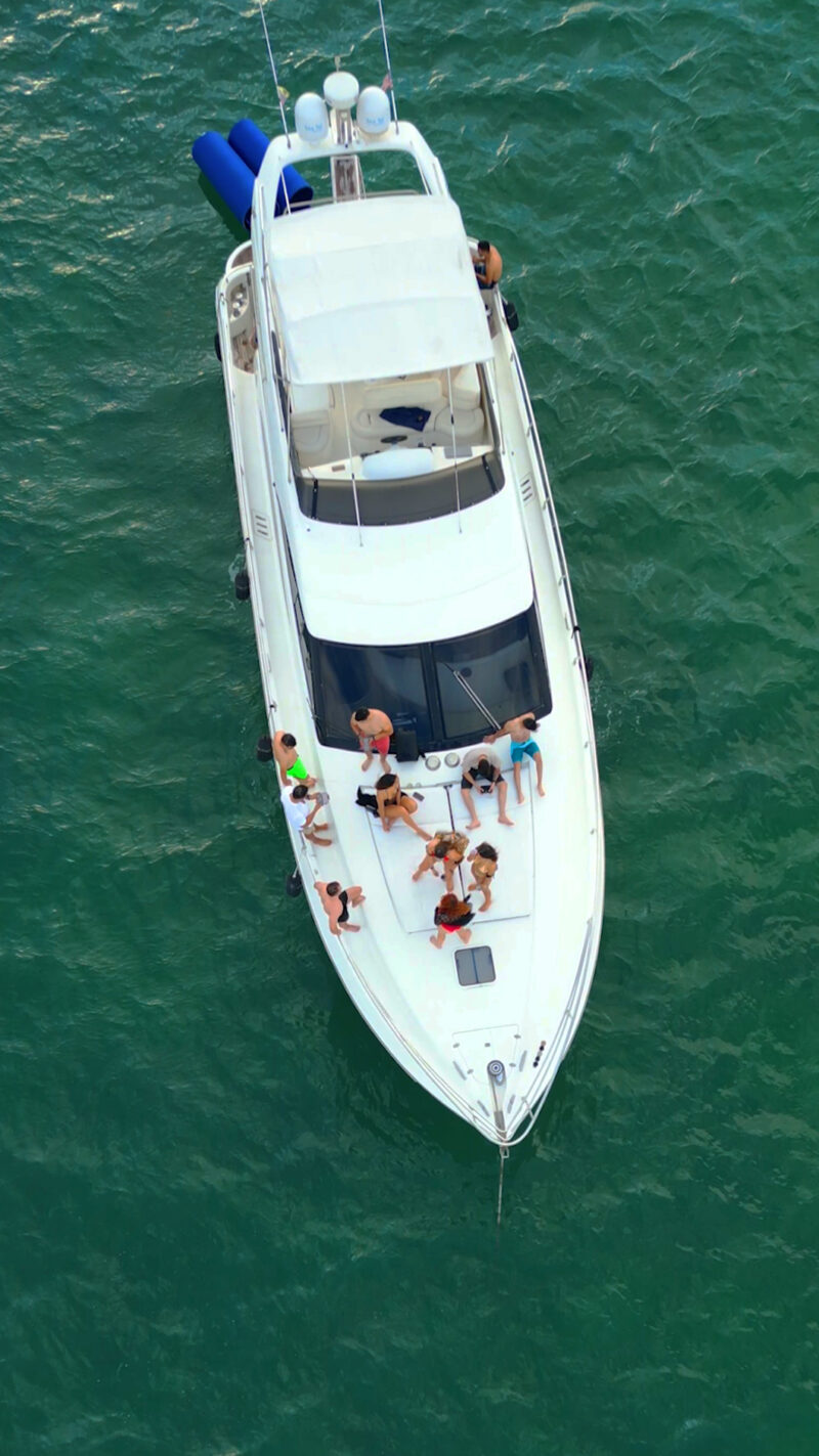 62FT Azimut available in Miami with 2 Jet Ski Included for one hrs. - Image 7