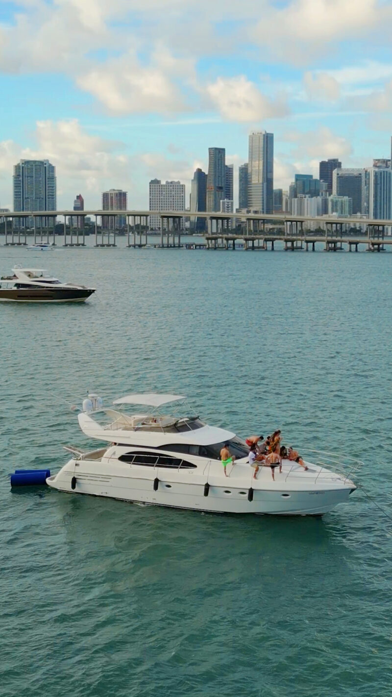 62FT Azimut available in Miami with 2 Jet Ski Included for one hrs. - Image 8