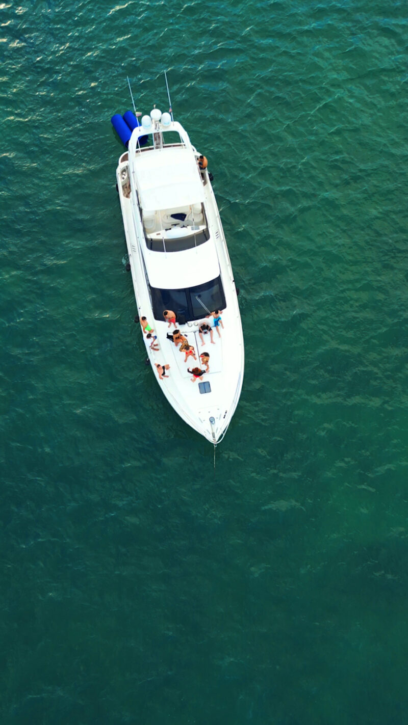 62FT Azimut available in Miami with 2 Jet Ski Included for one hrs. - Image 9