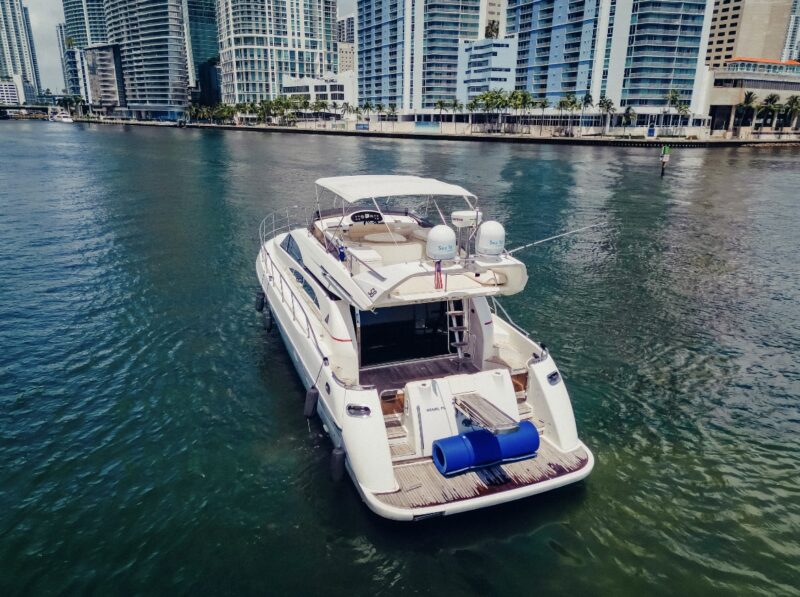62FT Azimut available in Miami with 2 Jet Ski Included for one hrs. - Image 12