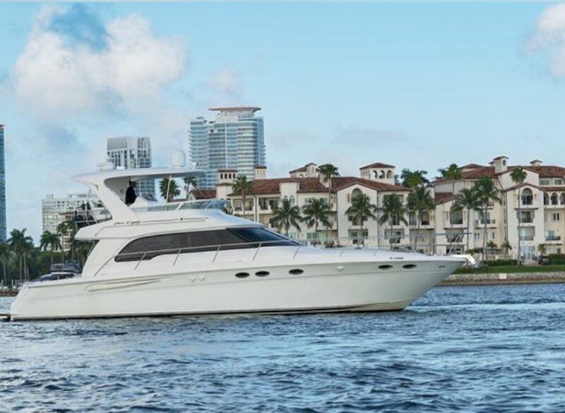 54FT Sea Ray Flybridge available in Miami with 2 JET SKIS INCLUDES for one hrs. - Image 2