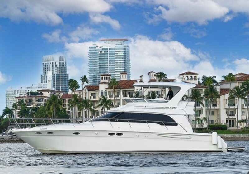 54FT Sea Ray Flybridge available in Miami with 2 JET SKIS INCLUDES for one hrs.