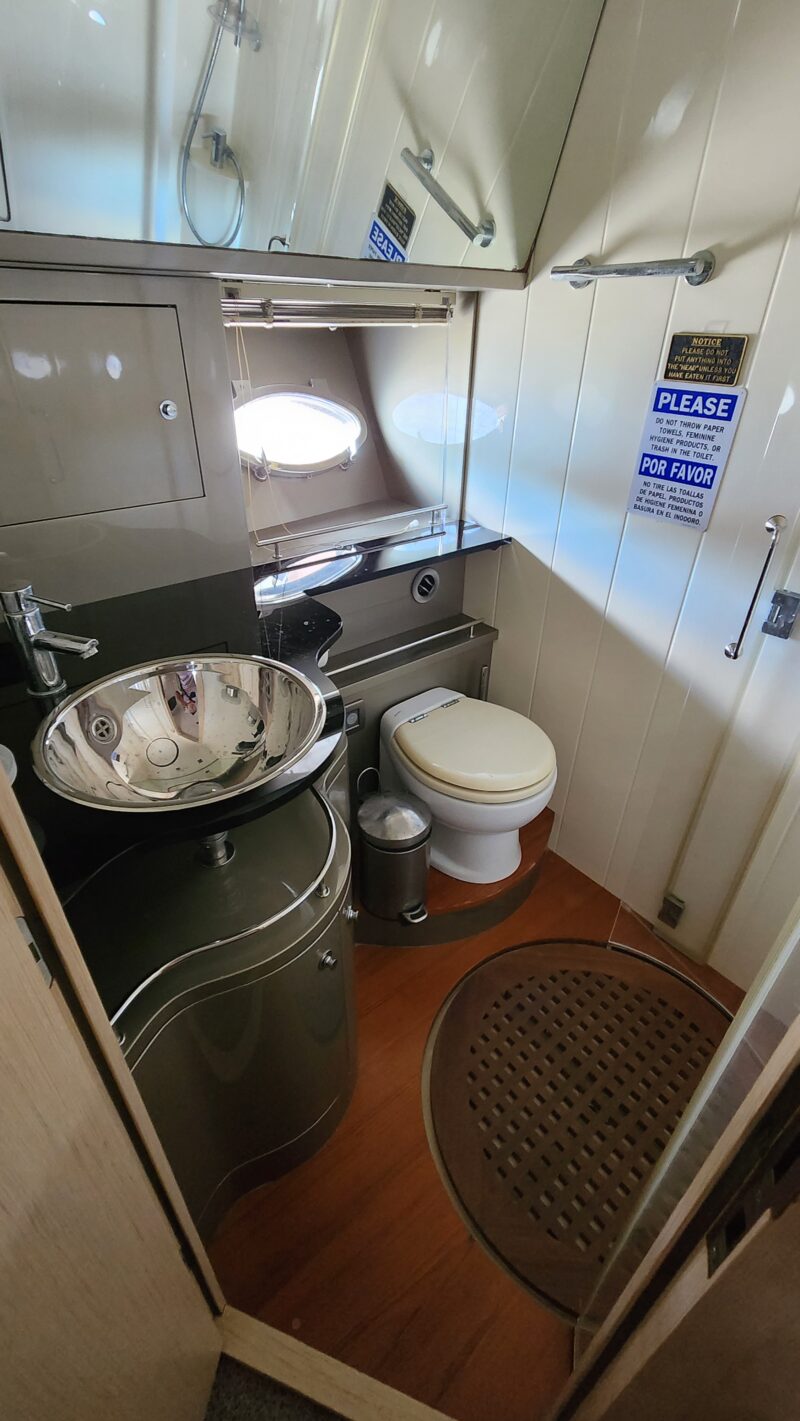 60FT Uniesse Yacht available in Miami for up to 13 Guest. - Image 12