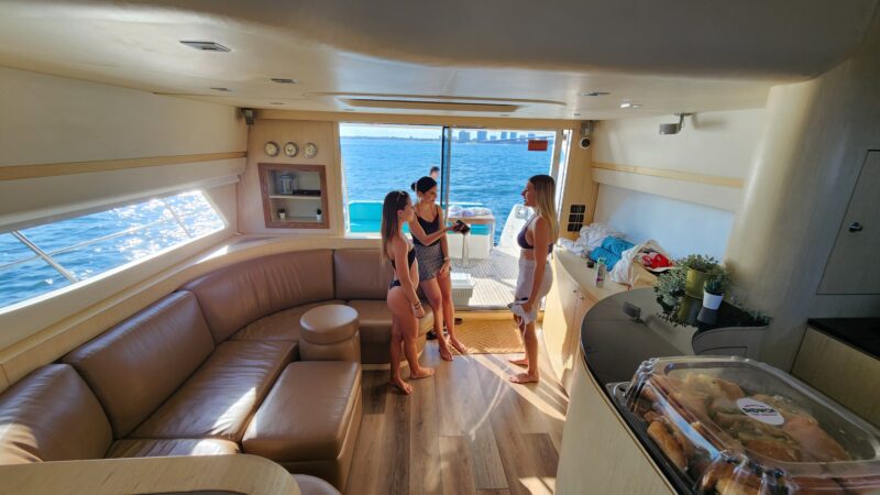 60FT Uniesse Yacht available in Miami for up to 13 Guest. - Image 10