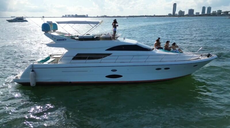 60FT Uniesse Yacht available in Miami for up to 13 Guest. - Image 4