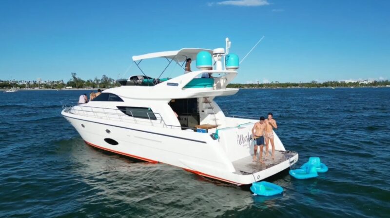 60FT Uniesse Yacht available in Miami for up to 13 Guest. - Image 3