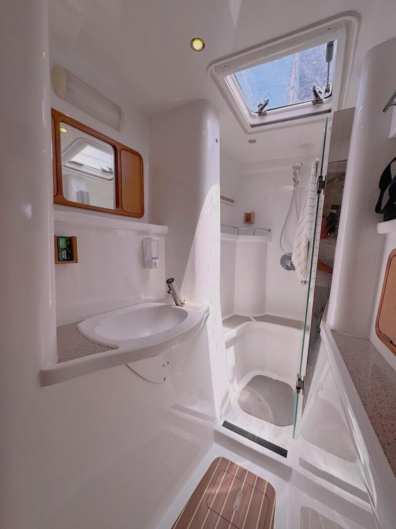 52Ft Catamaran available for rent in Miami for up to 13 peoples. - Image 8