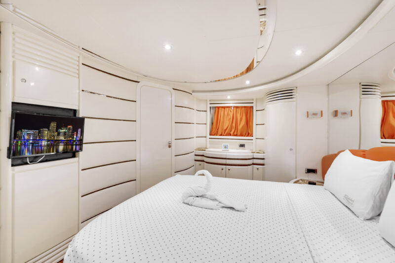 Panther 85ft available for rent in Miami for up to 13 Guest. - Image 12