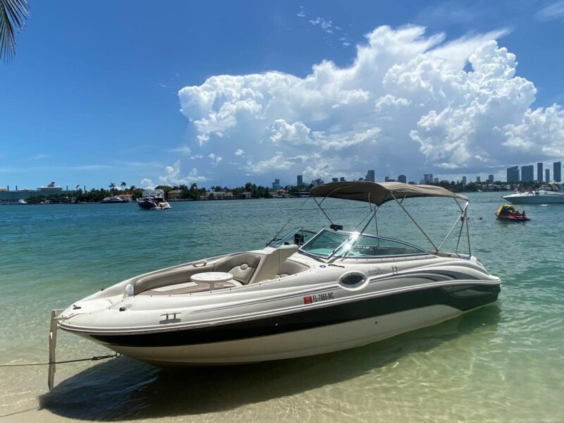 26' Sea Ray 240 Sundeck Sport Available for Rent in Miami for up to 11 Peoples.