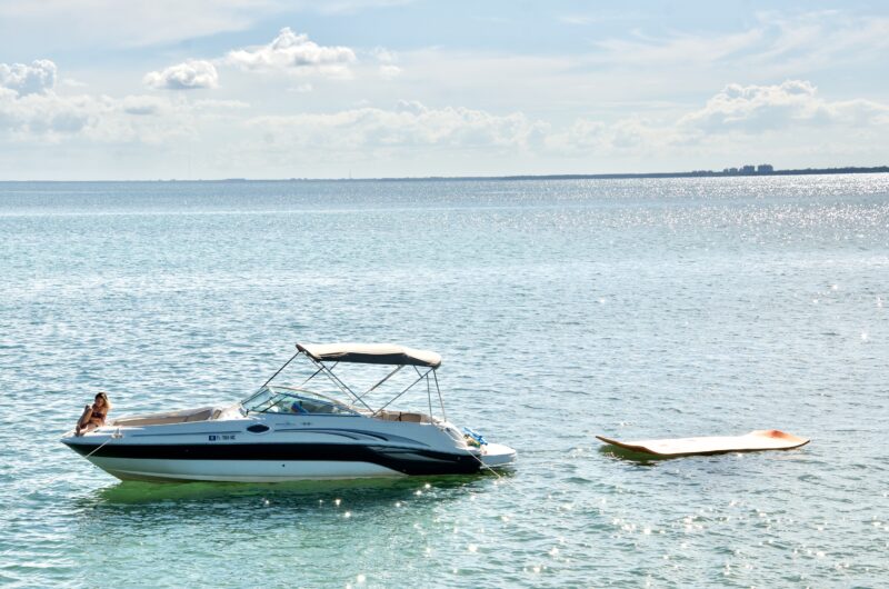 26' Sea Ray 240 Sundeck Sport Available for Rent in Miami for up to 11 Peoples. - Image 3