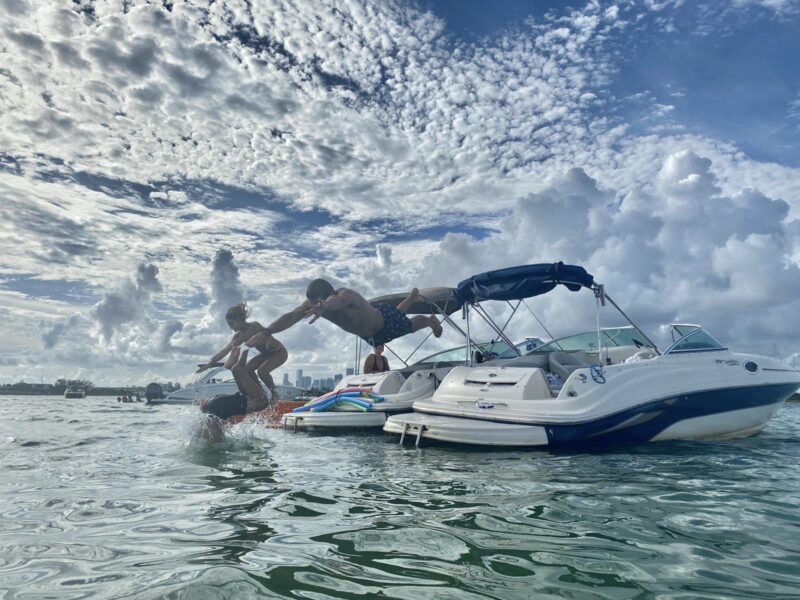 26' Sea Ray 240 Sundeck Sport Available for Rent in Miami for up to 11 Peoples. - Image 19