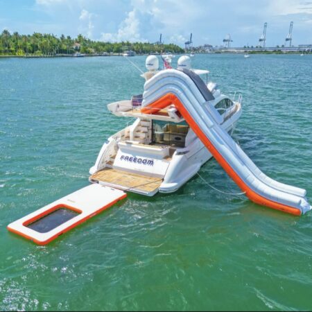 60Ft Luxury 2014 Azimut in Miami Beach for up to 13 people.